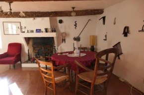 Le Baguier, maison de caractère dans hameau typique provençal